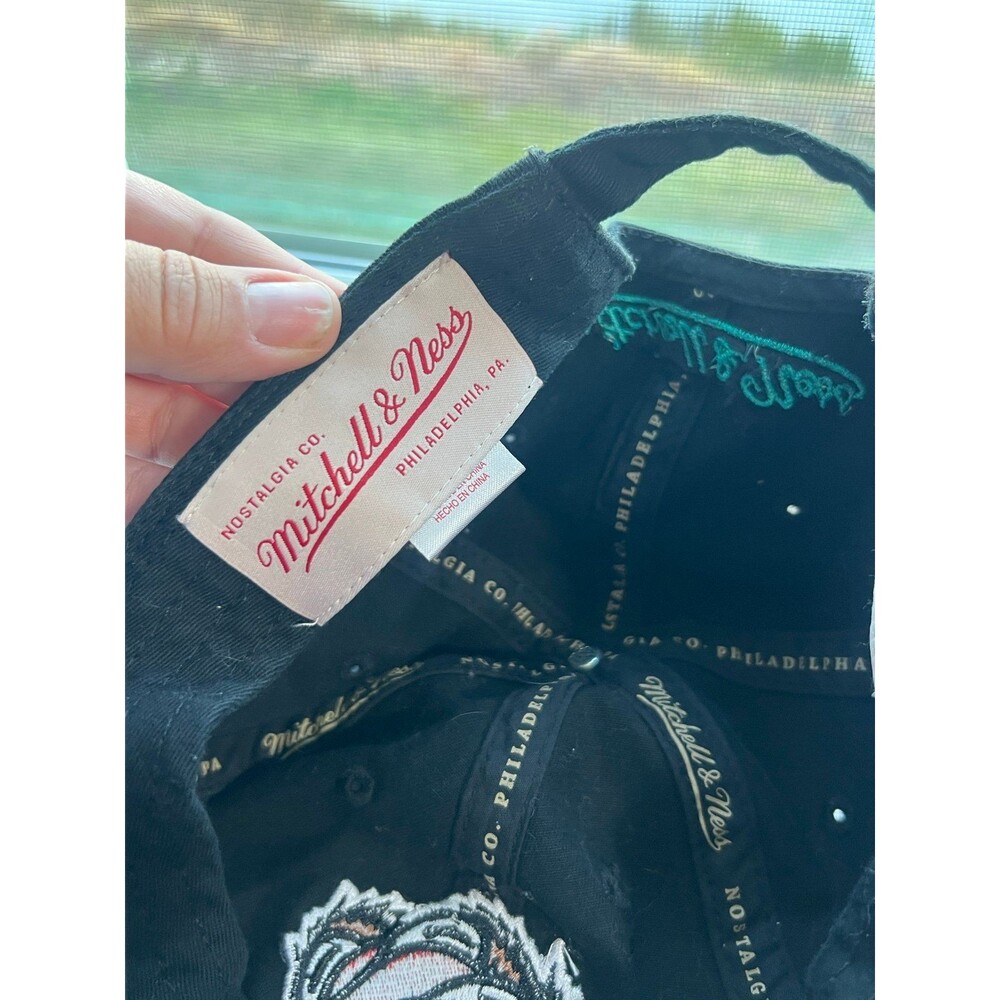 Vancouver Grizzlies Basketball Mitchell & Ness Hardwood Classics Adjustable Hat - Picture 8 of 11